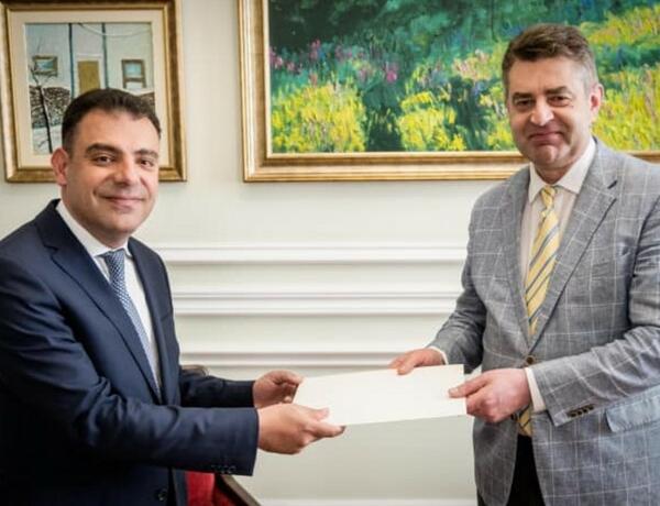 Посол Азербайджана передал копии верительных грамот замглаве МИД Украины