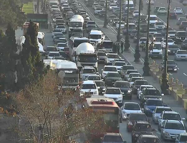 Bakının bir sıra yollarında nəqliyyat vasitələrinin hərəkəti çətinləşib