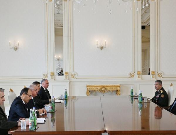 Президент Азербайджана принял министра национальной обороны Турции