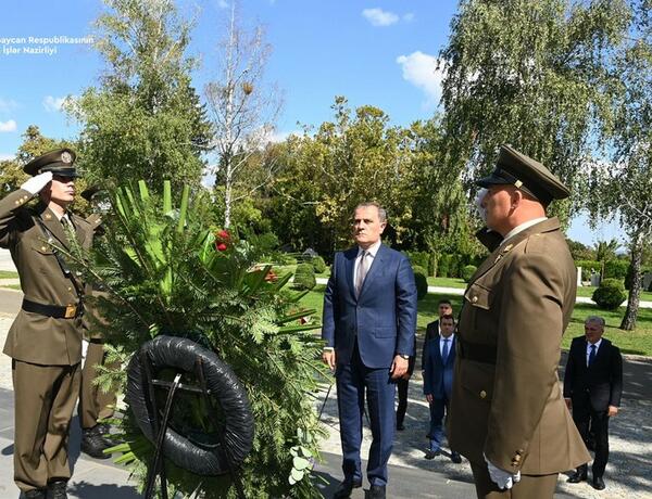 Глава МИД Азербайджана посетил мемориал «Голос хорватских жертв — Стена боли»
