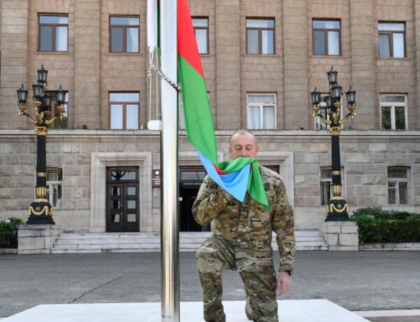 Ильхам Алиев поднял Государственный флаг Азербайджанской Республики в Ханкенди
