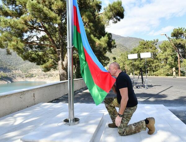 Ильхам Алиев водрузил Государственный флаг Азербайджана на территории Сарсангского водохранилища
