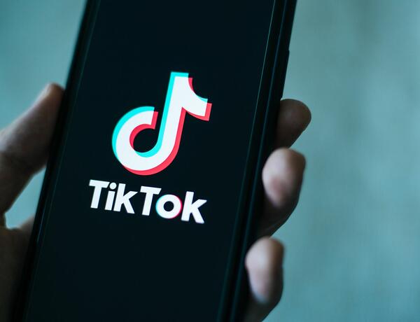 “TikTok”da onu söyən dostunu bıçaqladı
