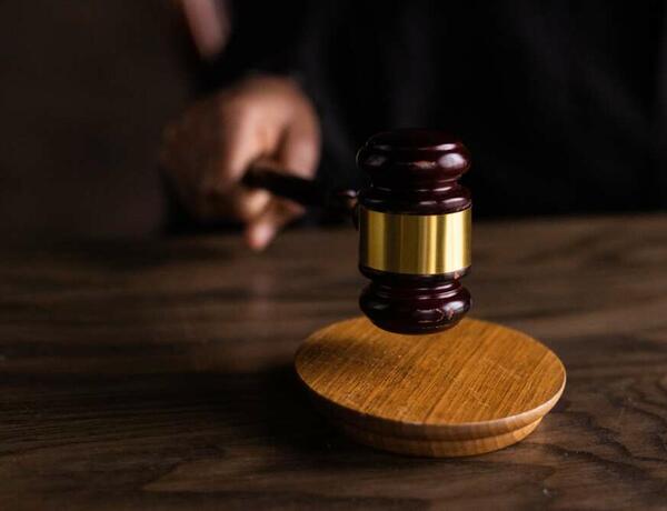 Rüşvət almaqda təqsirləndirilən vəzifəli şəxslərin məhkəməsi başlayır