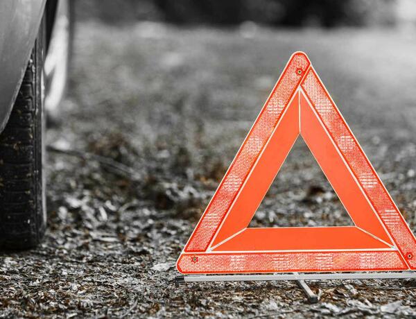Ucarda pambıqla dolu yük maşını aşıb