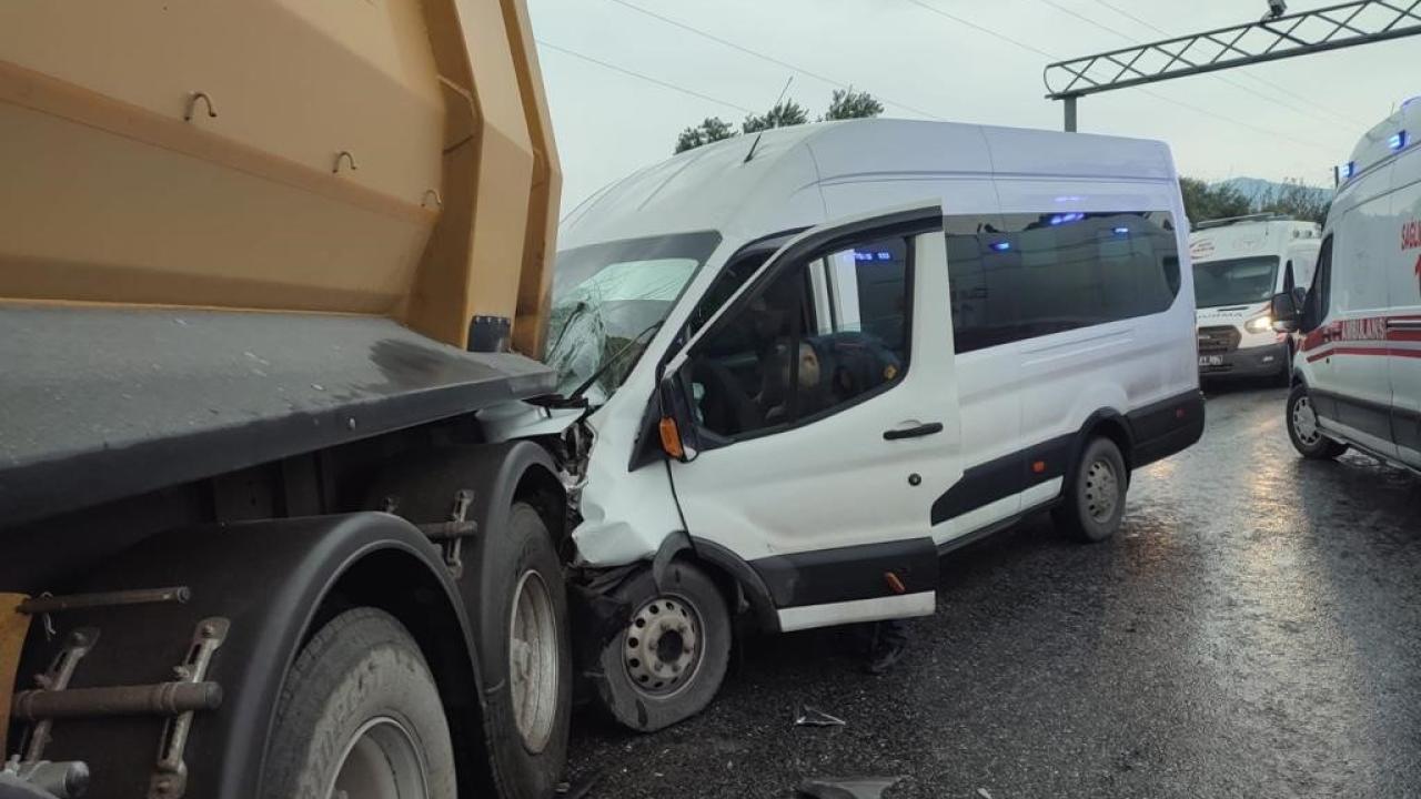 Fəhlələri aparan mikroavtobus yük maşını ilə toqquşub: 9 nəfər yaralanıb