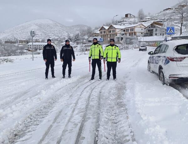 Laçında polis əməkdaşları qarlı hava şəraitində xidməti fəaliyyətlərini davam etdirirlər
