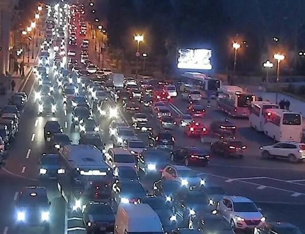 Bakının bəzi yollarında tıxac yaranıb –