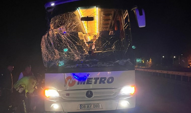 Sərnişin avtobusu yük maşınına çırpıldı, 10 nəfər yaralandı