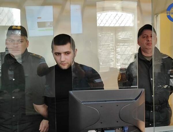 Məhkəmə ögey atasını qətlə yetirməkdə təqsirləndirilən şəxs barəsində məcburi müalicə təyin edib