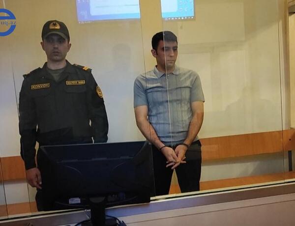 Xalası oğlunu qətlə yetirməkdə təqsirləndirilən şəxsin məhkəməsi: “Yerdə qan izləri gördüm”