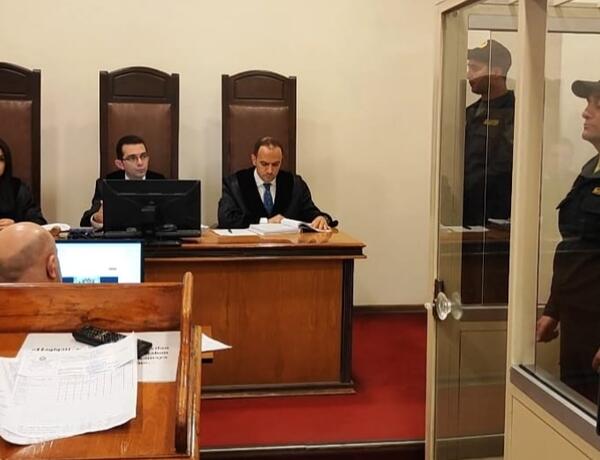 Əmisi oğlunu qətlə yetirməkdə təqsirləndirilən şəxsin məhkəməsi başlayıb