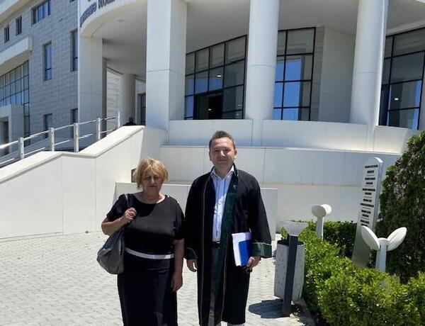 Məhkəmə adam döyməkdə təqsirləndirilən 65 yaşlı qadınla bağlı bəraət hökmünü qüvvədə saxladı