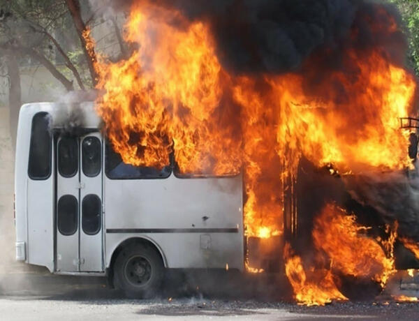 Bakıda avtobus yanıb