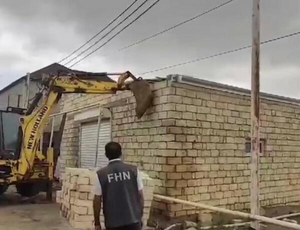 Hökməli qəsəbəsində qanunsuz tikili sökülüb –