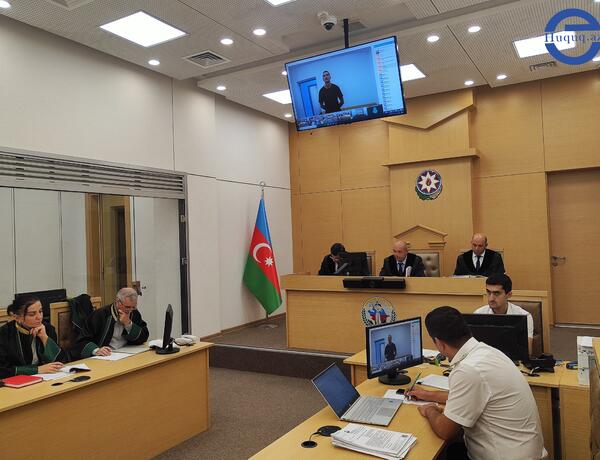 Sumqayıtda ata və anasını qətlə yetirməkdə təqsirləndirilən şəxsin məhkəməsi başladı