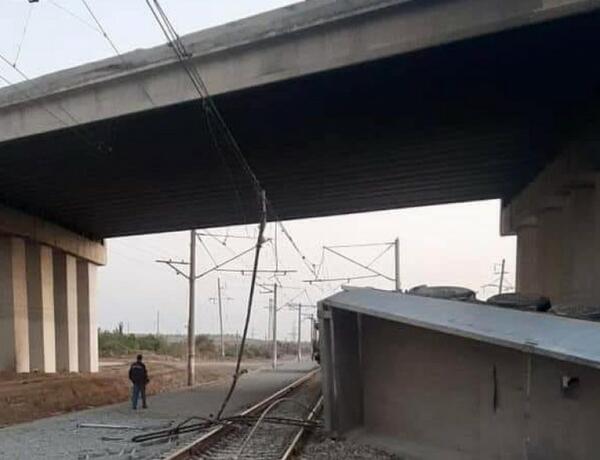 Qubada körpüdən dəmir yolu xəttinə aşan avtomobil yanıb, sürücü və sərnişin ölüb