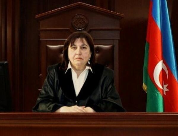 Təqaüddə olan hakim pensiyasından narazıdır
