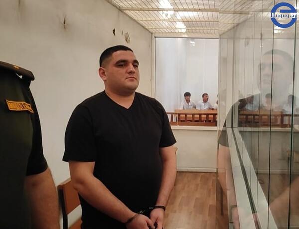 İki nəfərin qətlində təqsirləndirilən şəxsin məhkəməsi: “İrad tutdu ki, ananı niyə vurmusan?”