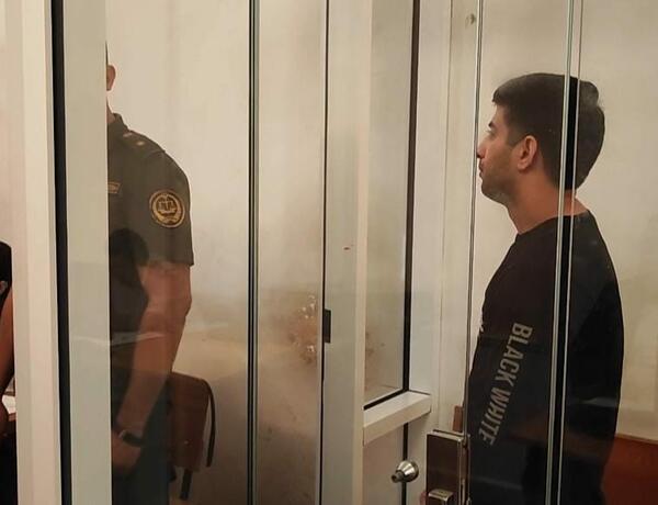 Bakıda vətəndaşlara qarşı külli miqdarda dələduzluq etməkdə təqsirləndirilən şəxsin məhkəməsi keçirilib