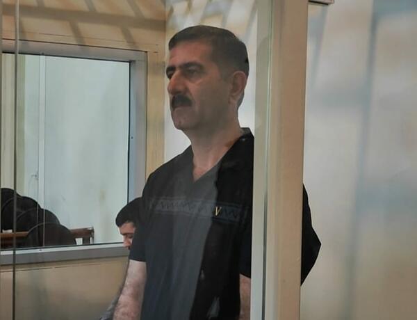 Avtoyuma məntəqəsində tanışını öldürməkdə təqsirləndirilən şəxsin məhkəməsində şahidlər ifadə verib