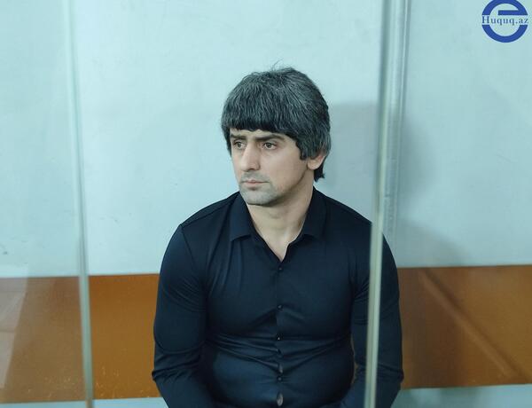 Bakıda sevgilisinin azyaşlı övladına işgəncə verərək öldürməkdə təqsirləndirilən şəxsin məhkəməsi: “Uşağı gətirib anasının qucağına verdi”