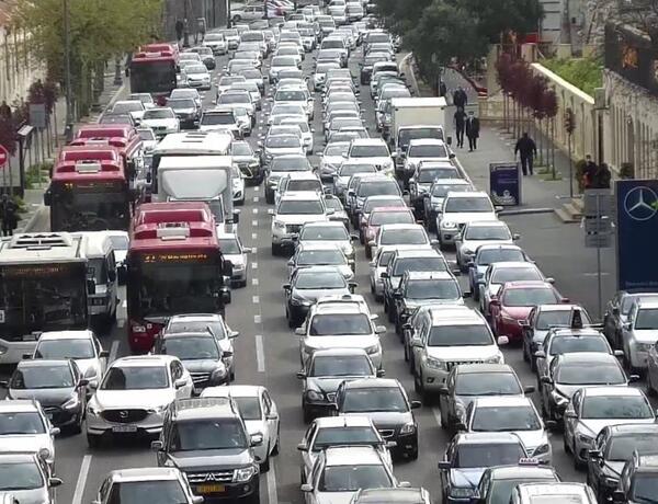 “Şəhərdə əsas tıxacı yaradan imkanlı təbəqədən olan valideynlərdir”