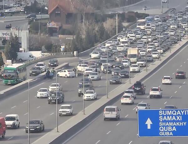 Avtovağzal Kompleksinin qarşısında yol qəzası sıxlığa səbəb oldu –