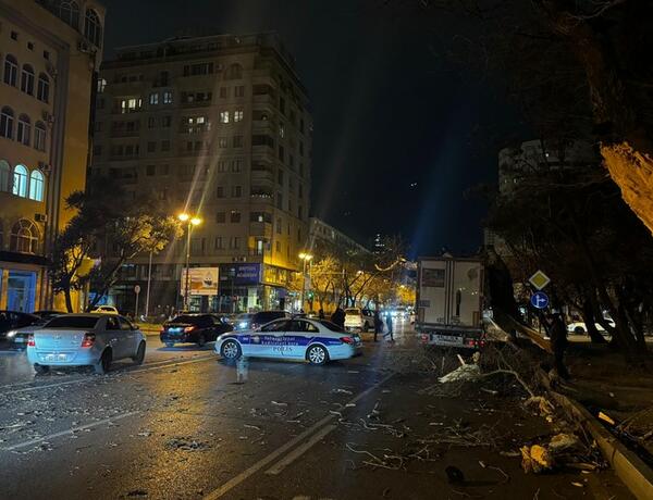 Yasamalda yük avtomobilinin ağaca dəyməsi nəticəsində sıxlıq yarandı –