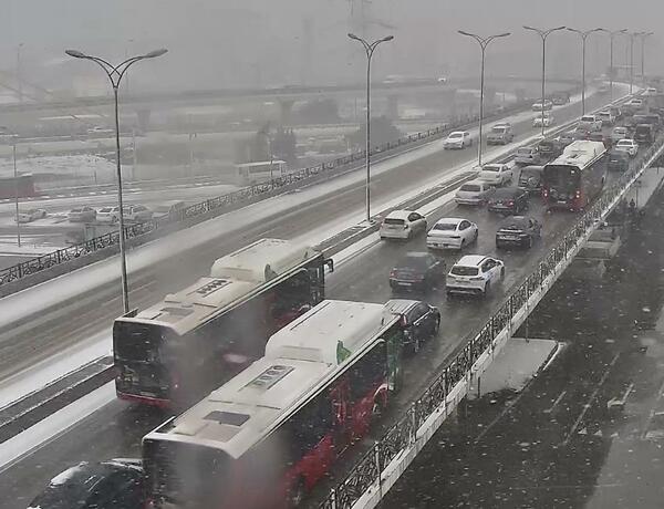 Bakıda yolun sürüşkən olması nəqliyyatın hərəkətində sıxlığa səbəb oldu –