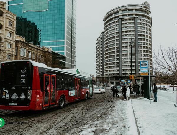 Qarlı havada 40-dan çox avtobus qəzalarda zədələnib
