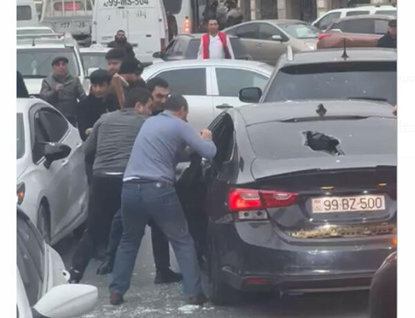 Bakıda avtomobilə hücum edib sürücünü ölümcül hala saldılar –
