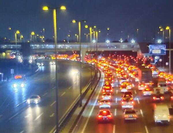 Aeroport şosesində yol qəzası sıxlığa səbəb oldu