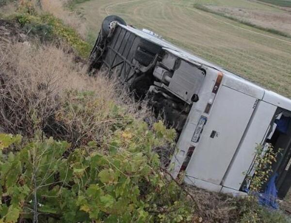 Göygöldə mikroavtobus aşıb, yaralılar var