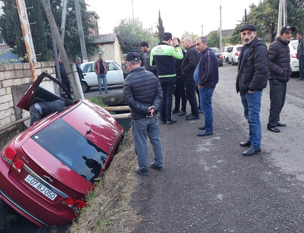 Lənkəranda avtomobil kanala aşıb, xəsarət alan var –
