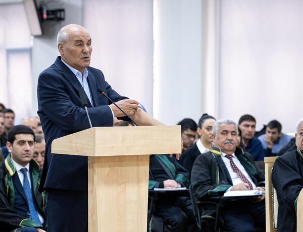 Məhkəmədə zərərçəkmiş şəxs Madat Babayanı tanıdı: O, “sən türksən” deyib məni təpiklədi