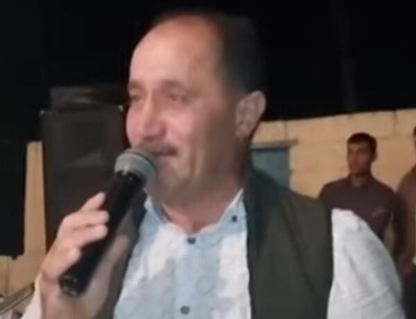 Gitara ifaçısı onunla toya getməyən müğənnini bıçaqladı –