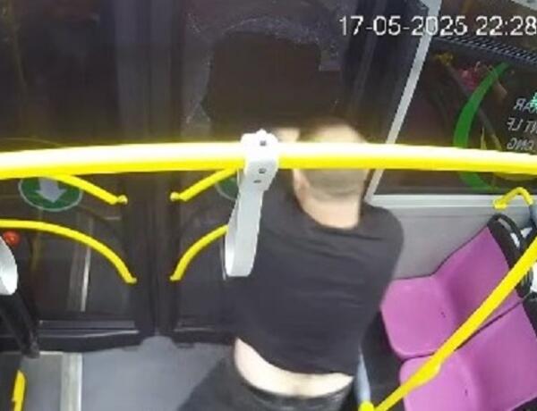 Bakıda sərxoş sərnişin avtobusun şüşəsini sındırdı –