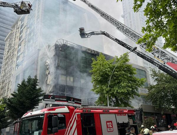İstanbulda iş mərkəzində güclü yanğın olub