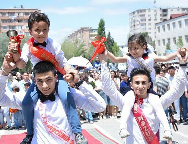 Məktəblərdə “Son zəng” çalındı