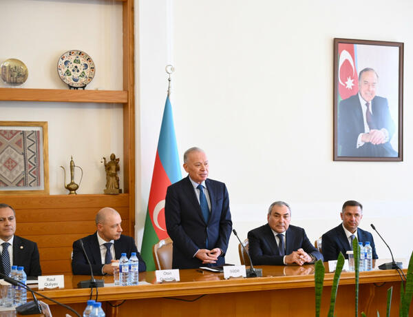 Konstitusiya Məhkəməsinin yeni hakimləri kollektivə təqdim edildi