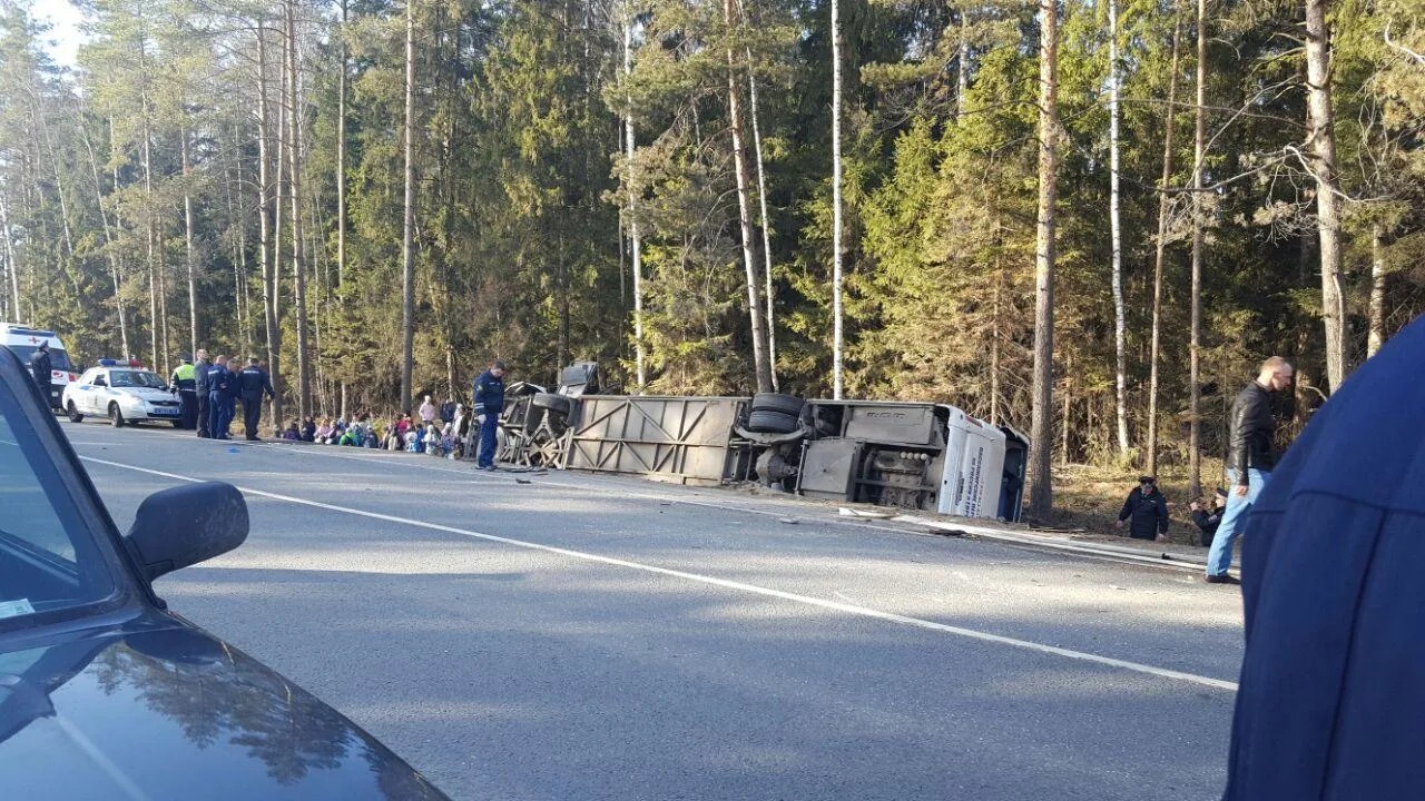 Автобус протаранил здание в Дубне после удара грузовика