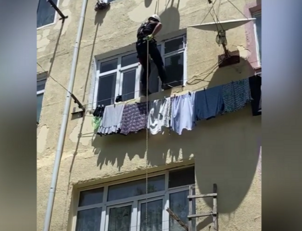 Bağlı qapı arxasında köməksiz qalan azyaşlı belə xilas edildi –