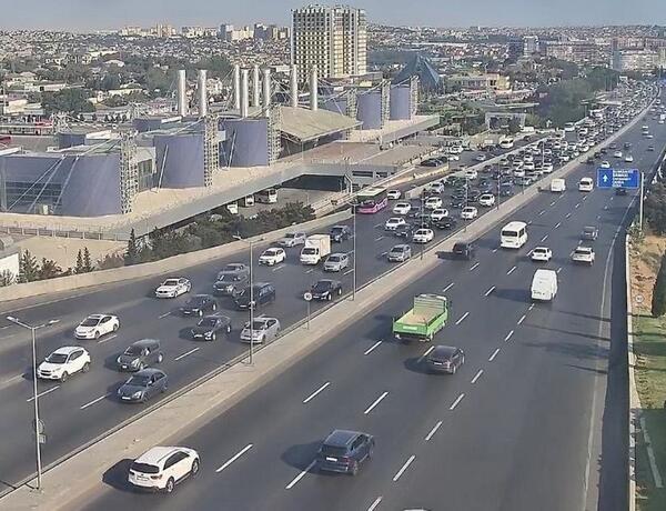 Bakının bir sıra yollarında tıxac yaranıb