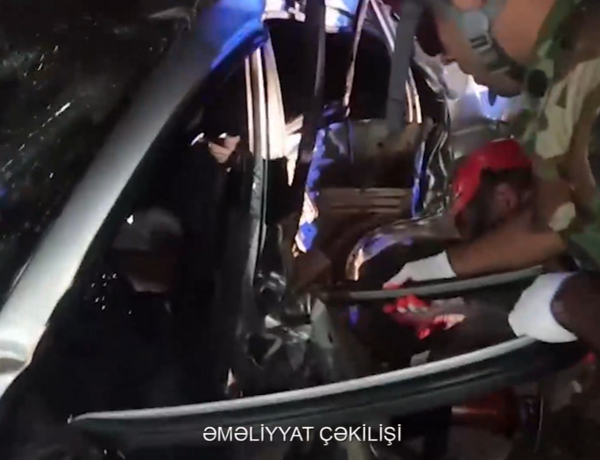 Xaçmazda sürücü qəzaya uğrayan avtomobildə sıxılı qaldı –