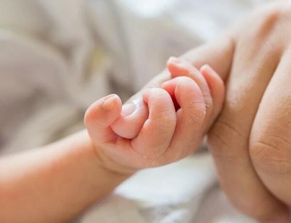Ağdamda valideyni tərəfindən döyülən körpə süni tənəffüs aparatından ayrıldı