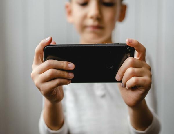 Erkən yaşda smartfon istifadəsi qidalanma pozuntusu riskini artırır