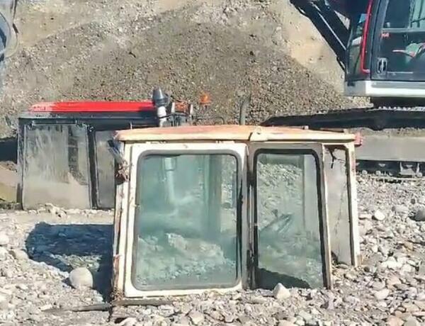 Ağdaşda traktorlar çınqılın altında qaldı