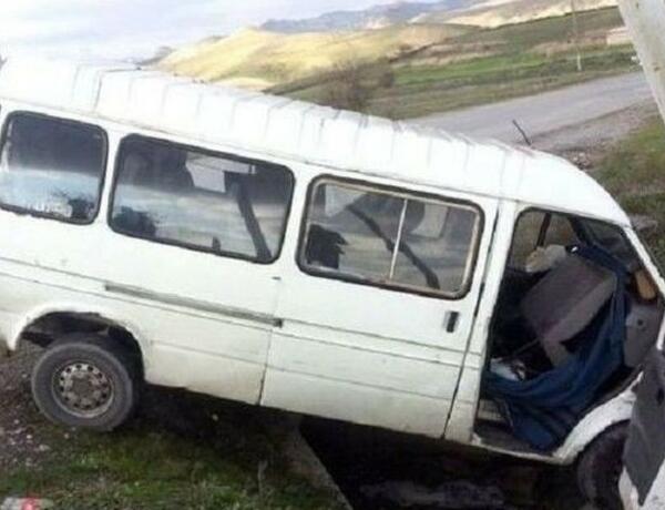 Müəllimləri daşıyan mikroavtobus aşdı –