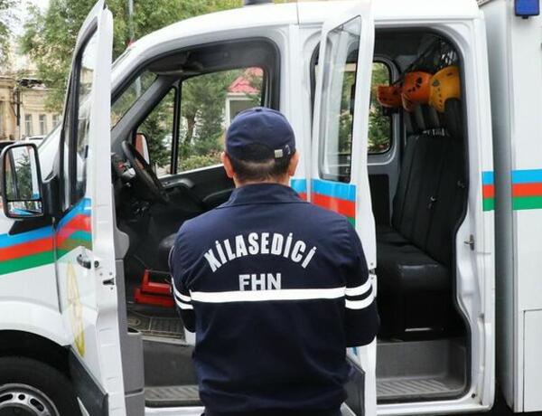 FHN əməkdaşları mənzildə və liftdə qalan şəxslərə köməklik göstərdi